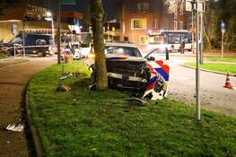 Politieauto met spoed rijdt tegen boom in Hilversum