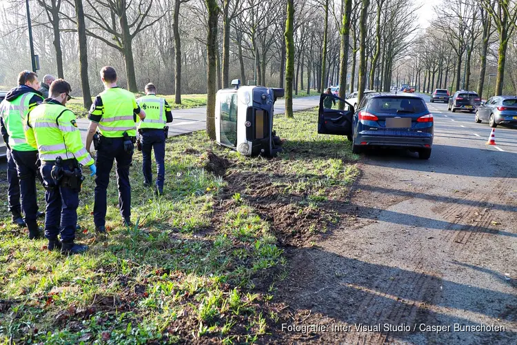 Bestelbus op zijn kant na ongeluk in Huizen