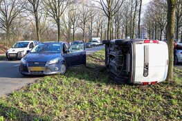 Bestelbus op zijn kant na ongeluk in Huizen