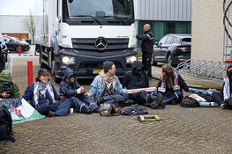 Demonstratie van Extinction Rebellion bij bedrijf in Huizen