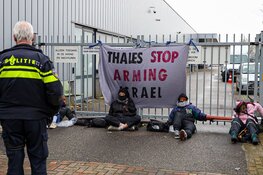 Demonstratie van Extinction Rebellion bij bedrijf in Huizen