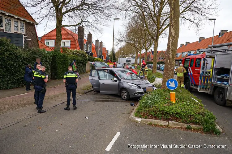 Bestuurster auto gewond na botsing met boom in Bussum.