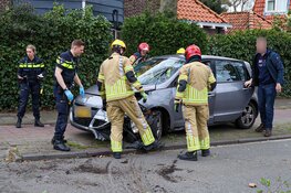 Bestuurster auto gewond na botsing met boom in Bussum.