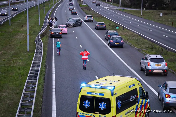 Auto tegen vangrail op A1 bij Laren