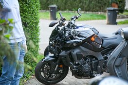 Botsing tussen motorfiets en auto in Hilversum