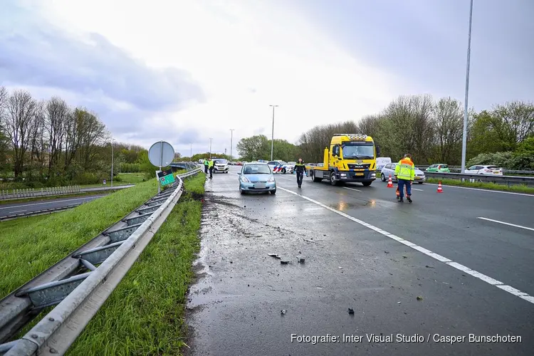Automobiliste rijdt tegen vangrail op A1 bij Naarden