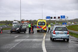 Automobiliste rijdt tegen vangrail op A1 bij Naarden