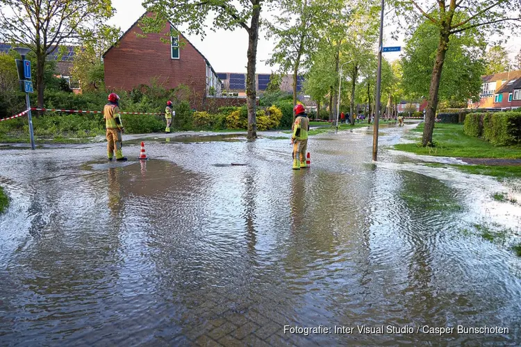 Straat onder water in Huizen na gesprongen waterleiding