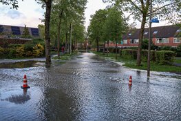 Straat onder water in Huizen na gesprongen waterleiding