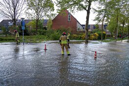 Straat onder water in Huizen na gesprongen waterleiding