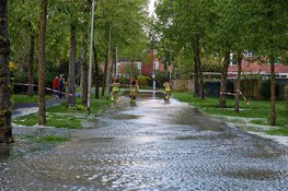 Straat onder water in Huizen na gesprongen waterleiding