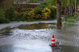 Straat onder water in Huizen na gesprongen waterleiding