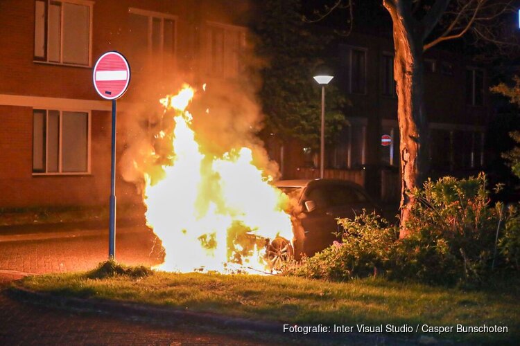 Auto in brand aan Loswal in Huizen