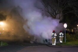 Auto in brand aan Loswal in Huizen