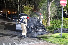 Auto in brand aan Loswal in Huizen