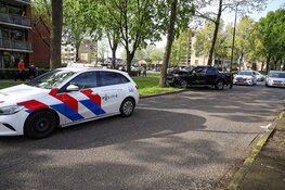 Pick-up tegen boom gereden in Huizen