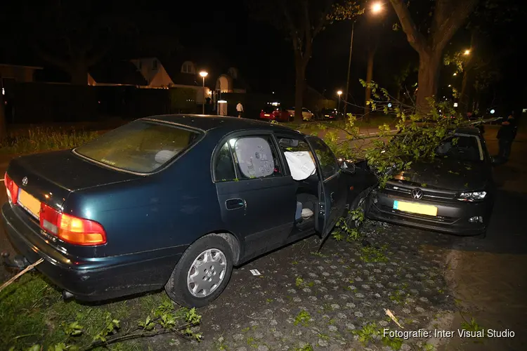 Automobilist rijdt tegen geparkeerde auto's in Huizen