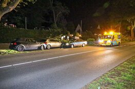 Automobilist rijdt tegen geparkeerde auto's in Huizen