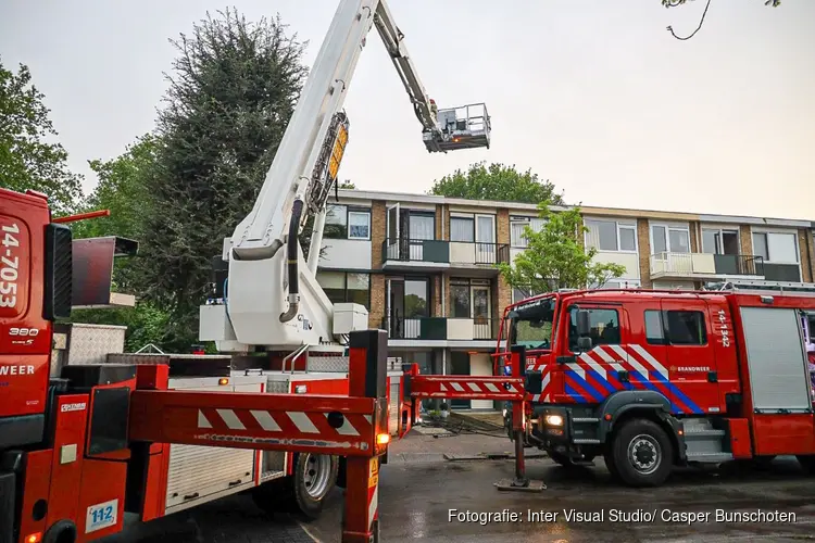 Alle aardlekschakelaars eruit in woonblok in Huizen door de bliksem