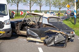 Oldtimer en bestelauto botsen met elkaar in Muiden