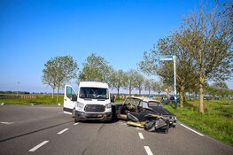 Oldtimer en bestelauto botsen met elkaar in Muiden