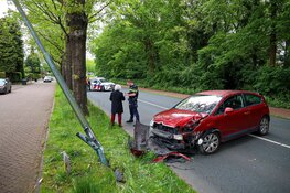 Auto rijdt tegen lantaarnpaal in Huizen