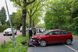 Auto rijdt tegen lantaarnpaal in Huizen