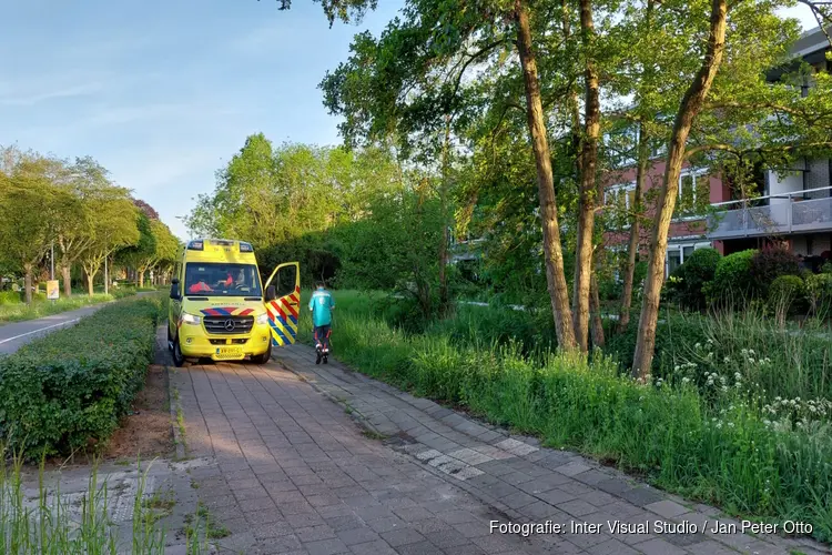 Man met rollator valt in sloot