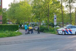 Man met rollator valt in sloot