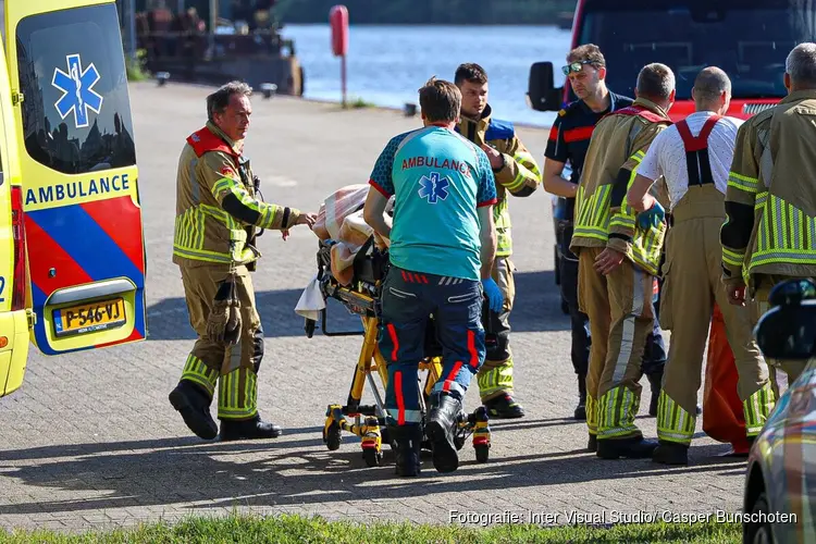 Persoon uit het water van de haven in Huizen gehaald