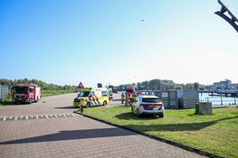Persoon uit het water van de haven in Huizen gehaald