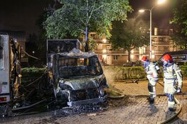 Bestelbus en camper verwoest na brand in Weesp