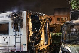 Bestelbus en camper verwoest na brand in Weesp