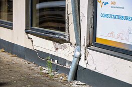 Auto tegen buurthuis gereden in Muiderberg