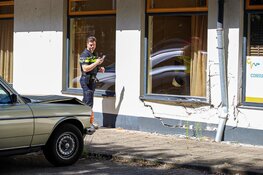 Auto tegen buurthuis gereden in Muiderberg