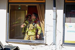 Auto tegen buurthuis gereden in Muiderberg