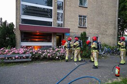 Brand in trappenhuis van flat in Huizen