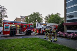 Brand in trappenhuis van flat in Huizen