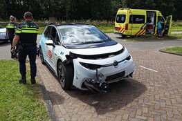 Taxi en scooter in botsing in Naarden