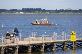 Windsurfers gered van Gooimeer