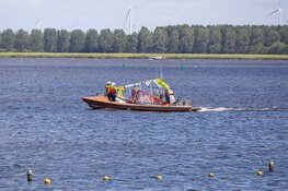 Windsurfers gered van Gooimeer