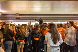 Politie veegt omgeving café in Huizen schoon