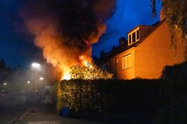 Uitslaande brand in schuur van woning in Huizen