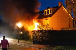 Uitslaande brand in schuur van woning in Huizen