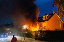 Uitslaande brand in schuur van woning in Huizen