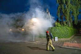 Uitslaande brand in schuur van woning in Huizen