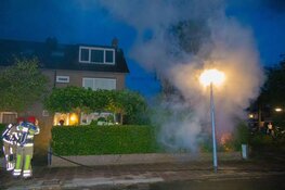 Uitslaande brand in schuur van woning in Huizen