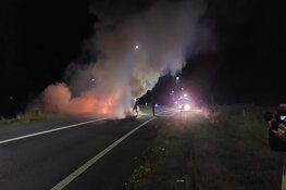 Auto in brand op afrit A1 bij Eemnes