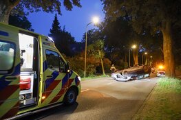Auto op de kop bij ongeluk in Huizen