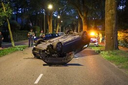 Auto op de kop bij ongeluk in Huizen